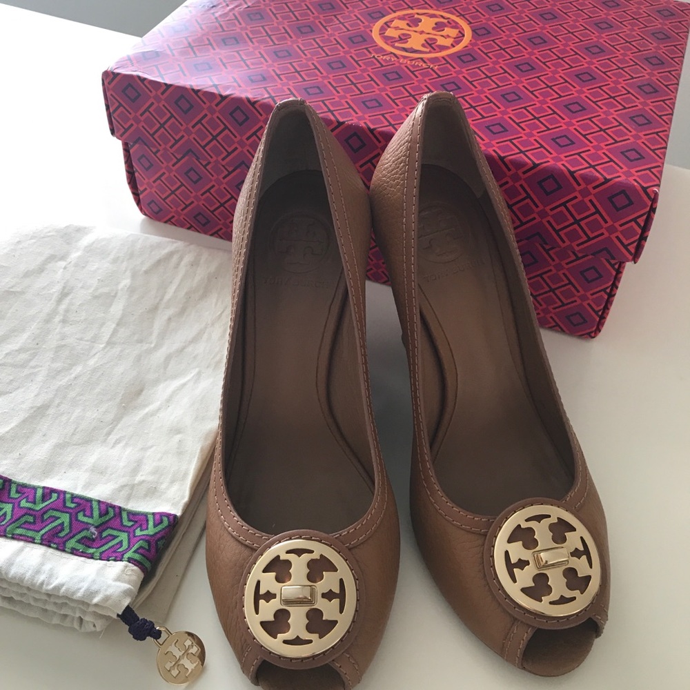 Excellent condition Tory Burch 4” Wedges